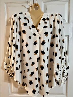 Eighteen Muse Leopard Print Blouse M White Black Tan Puff Sleeve V Neck